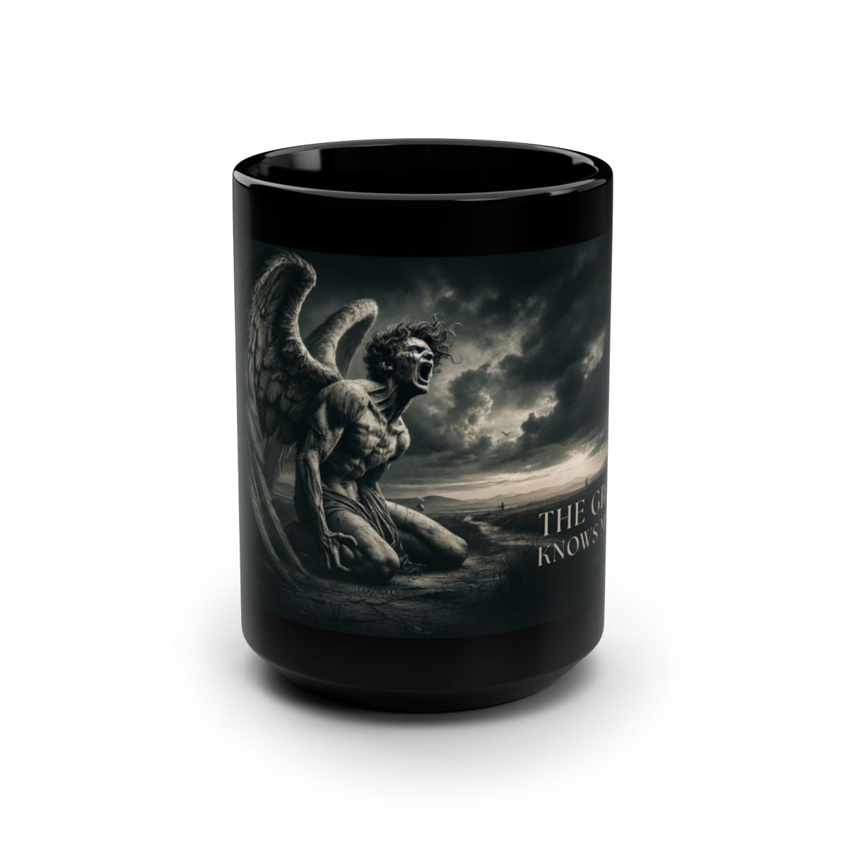 Taza negra "La Tierra Sabe Mi Nombre" — Taza de Café con Estatua Gótica de Ángel Caído (1)