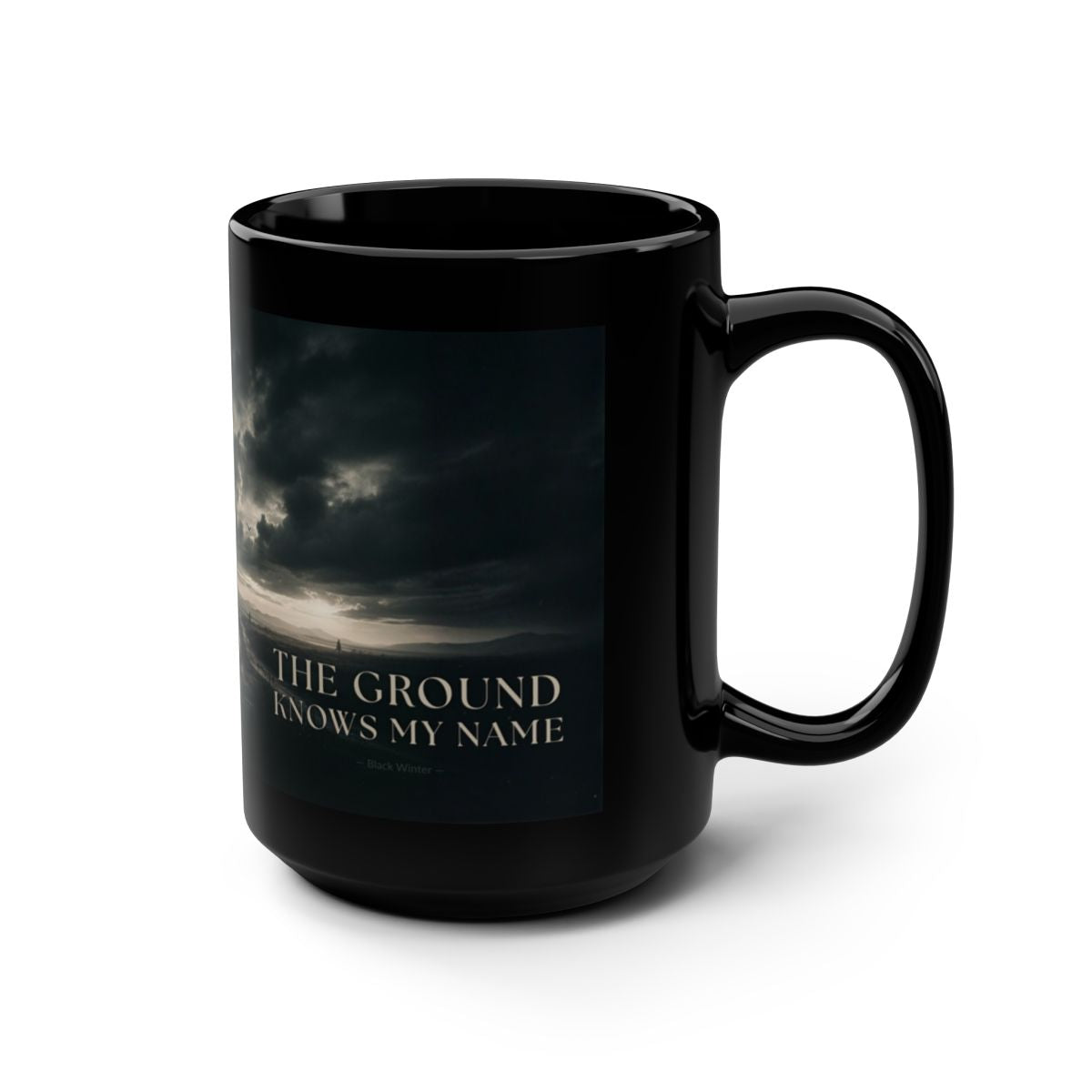 Taza negra "La Tierra Sabe Mi Nombre" — Taza de Café con Estatua Gótica de Ángel Caído (1)